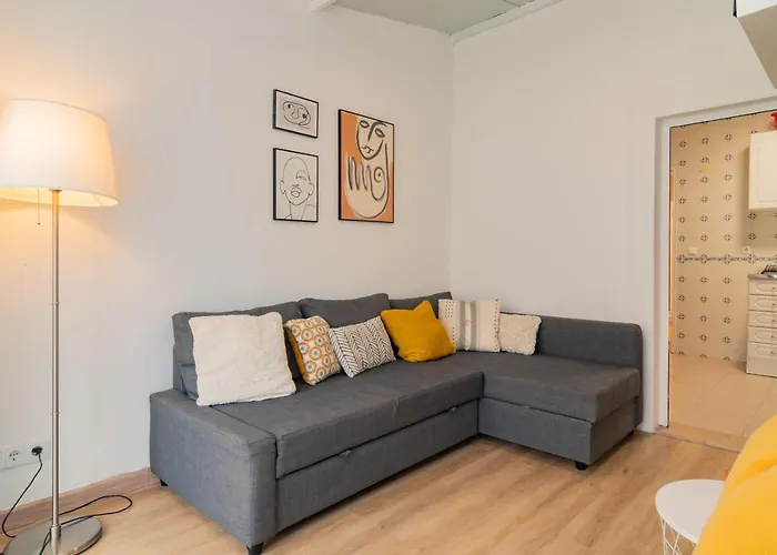 Lovely & Bright Family Flat W/ Patio
